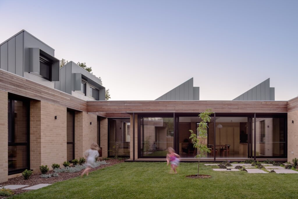 green magazine issue 103: Hackett Gardens House, Turner ACT. Architecture & Interiors by Ben Walker Architects. Landscape Design by Phoebe Gordon of Plot Design Group. Built by Ewer Constructions. (Photo - The Guthrie Project)