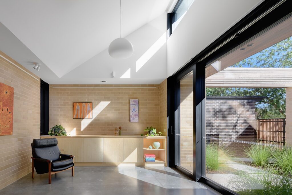 green magazine issue 103: Hackett Gardens House, Turner ACT. Architecture & Interiors by Ben Walker Architects. Landscape Design by Phoebe Gordon of Plot Design Group. Built by Ewer Constructions. (Photo - The Guthrie Project)