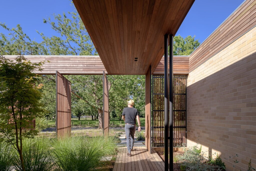green magazine issue 103: Hackett Gardens House, Turner ACT. Architecture & Interiors by Ben Walker Architects. Landscape Design by Phoebe Gordon of Plot Design Group. Built by Ewer Constructions. (Photo - The Guthrie Project)