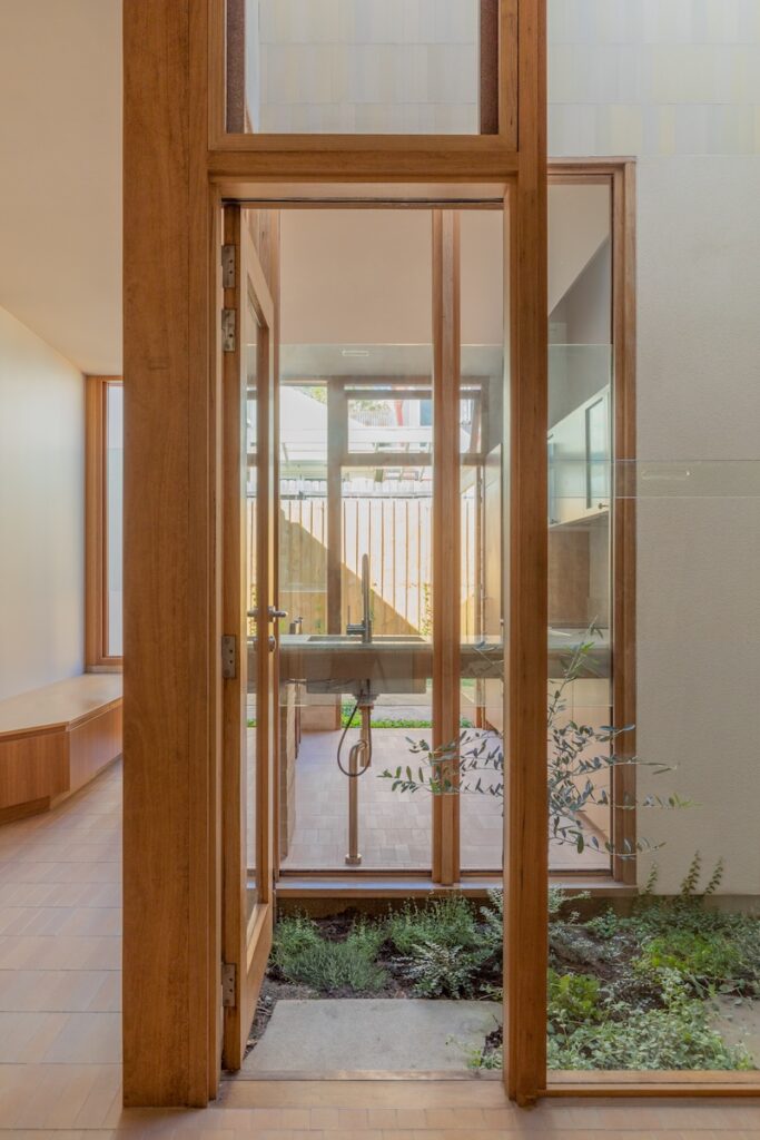 Central courtyard and lightwell separating lounge from kitchen and dining area, photographed for green magazine issue 105: Southern Calm by Joanne Ly.