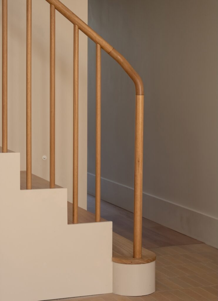 Close-up of curved timber handrail crafted by Rosato Projects, photographed for green magazine issue 105: Southern Calm by Joanne Ly.