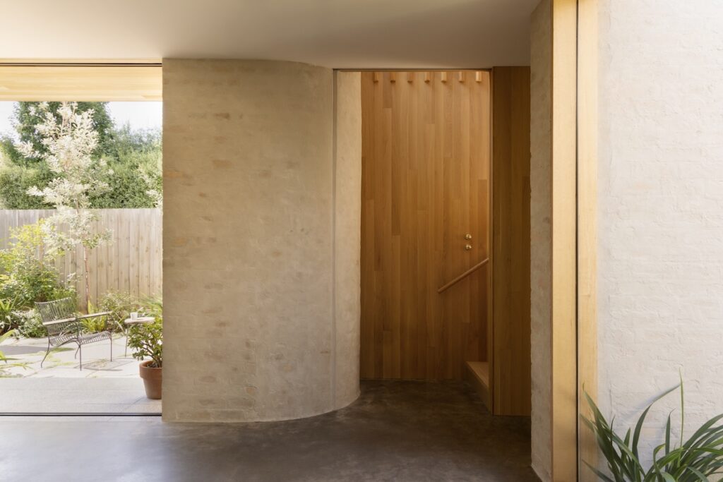 Curved openings frame views to a new garden by Emergent Studios, photographed for green magazine issue 106: Playful Echoes by Timothy Kaye.