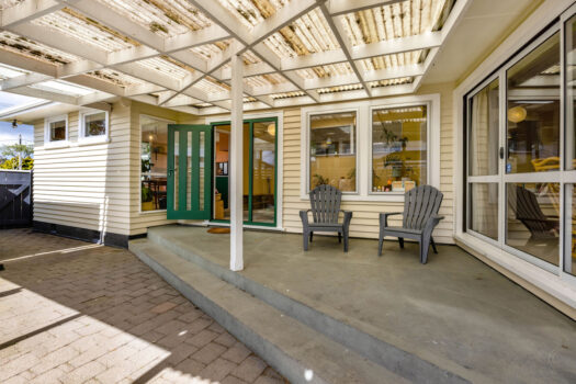 VENDORS RELOCATING – BRING AN OFFER