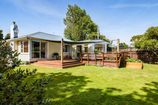 VENDORS RELOCATING – BRING AN OFFER