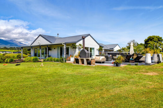 Spectacular Views – Family Home on Oakura Fringe