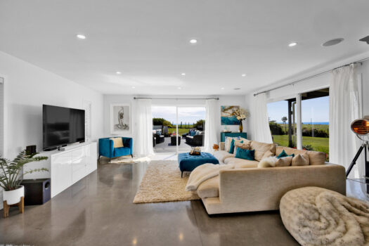 Spectacular Views – Family Home on Oakura Fringe