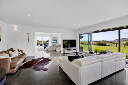 Spectacular Views – Family Home on Oakura Fringe