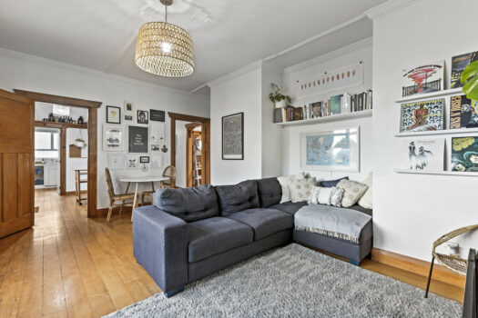 Cute & Cosy in a Great Location!