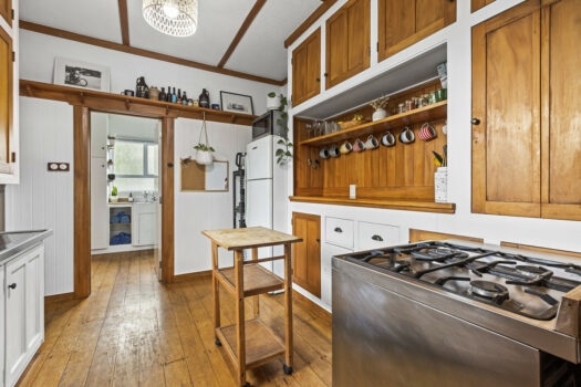 Cute & Cosy in a Great Location!