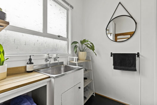 Cute & Cosy in a Great Location!