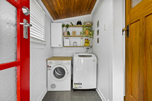 Cute & Cosy in a Great Location!