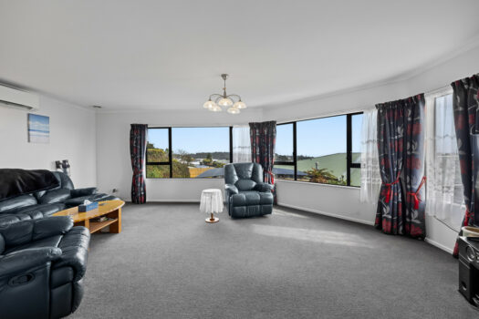 PRICE REDUCED – XL Family Home, Amazing Views!