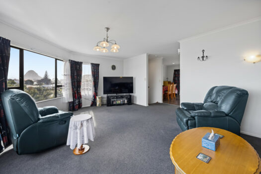 PRICE REDUCED – XL Family Home, Amazing Views!