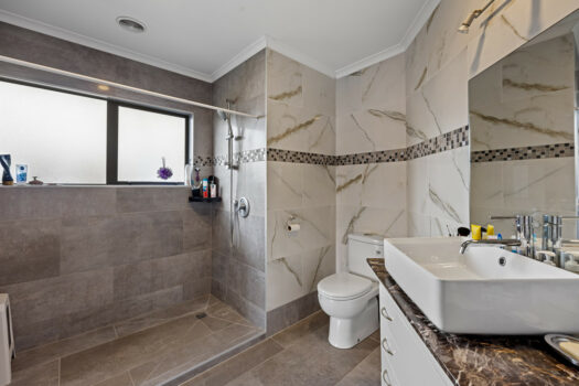 PRICE REDUCED – XL Family Home, Amazing Views!