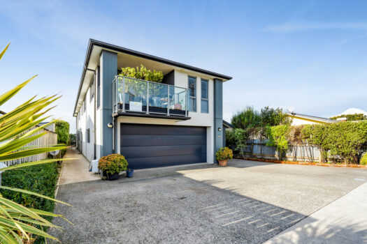 Dual living or home and income in prime location!