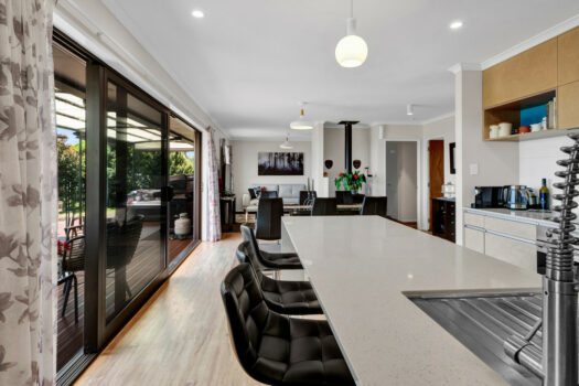 Oakura Family Escape – Sea Views!