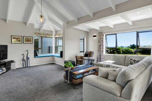 Oakura Family Escape – Sea Views!