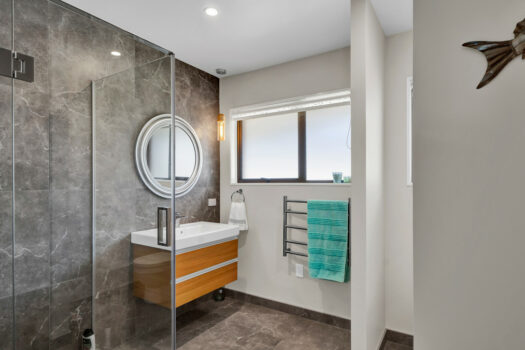 Oakura Family Escape – Sea Views!