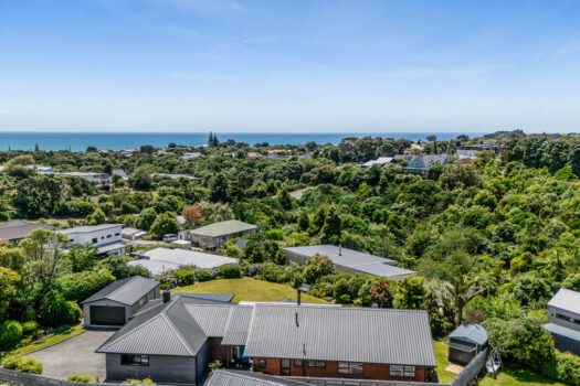 Oakura Family Escape – Sea Views!