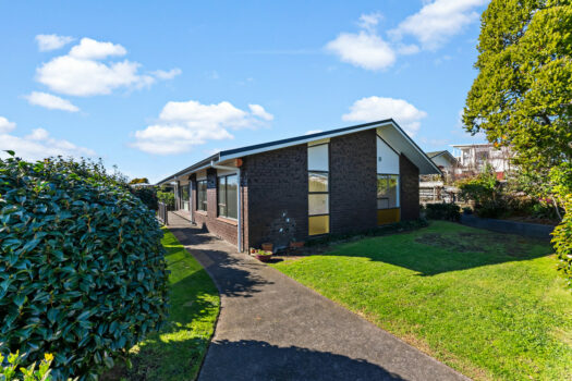 Sunny and Elevated in the Heart of Merrilands