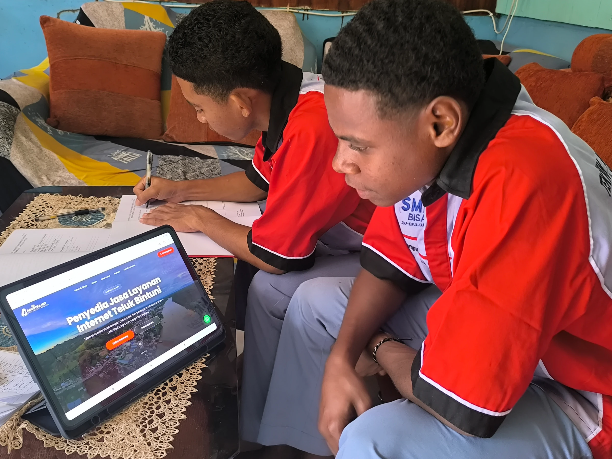 Siswa SMK Negeri 1 Bintuni yang Sedang Bekerja Di Hari Kedua Masa PKL