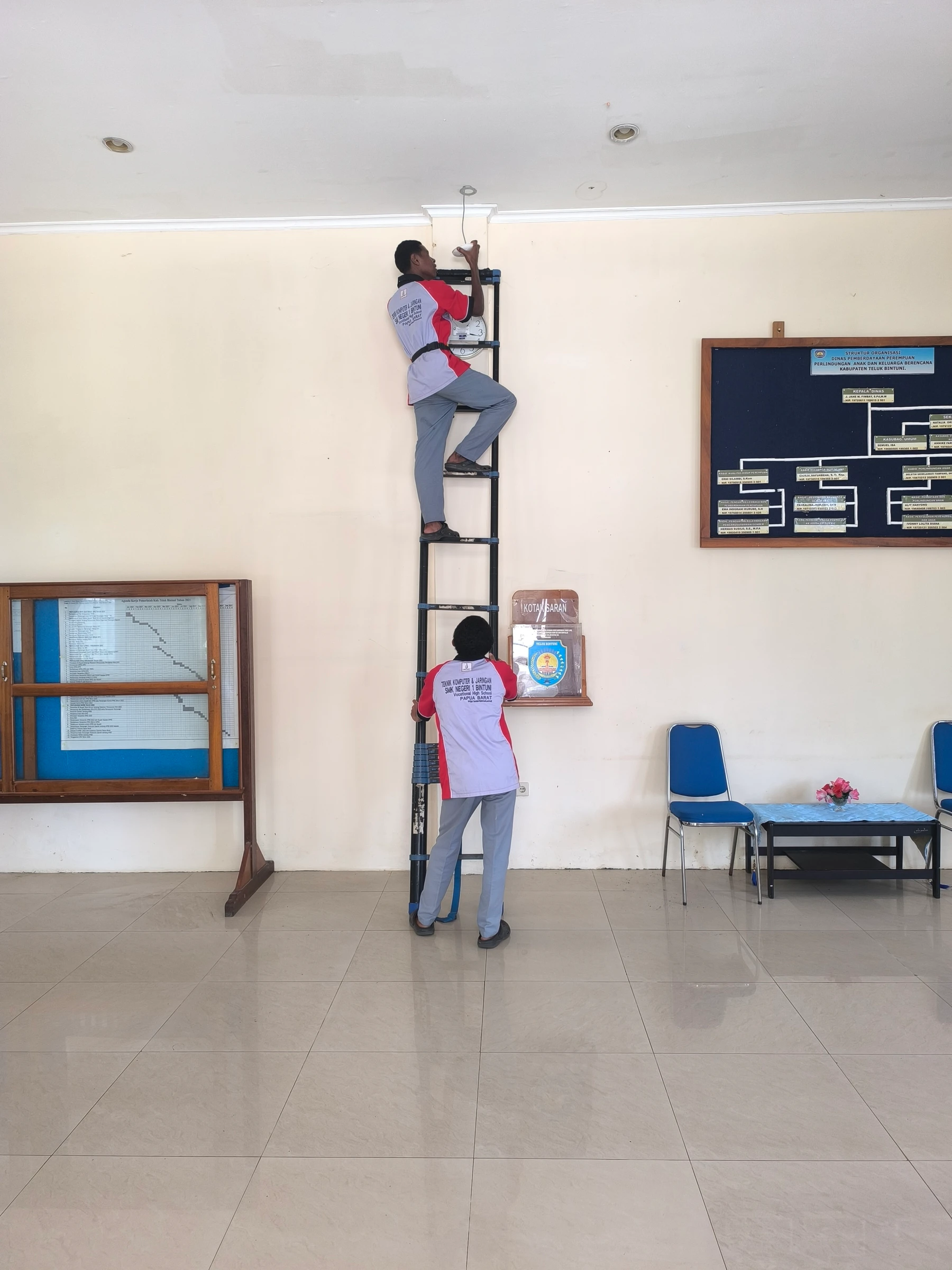 Pemasangan Akses Point Ceiling Oleh Siswa SMK Negeri 1 Bintuni Di Dinas Pemberdayaan Perempuan dan Perlindungan Anak Untuk Menunjang Pekerjaan dan Pelayanan Di Kantor DP3AKB.