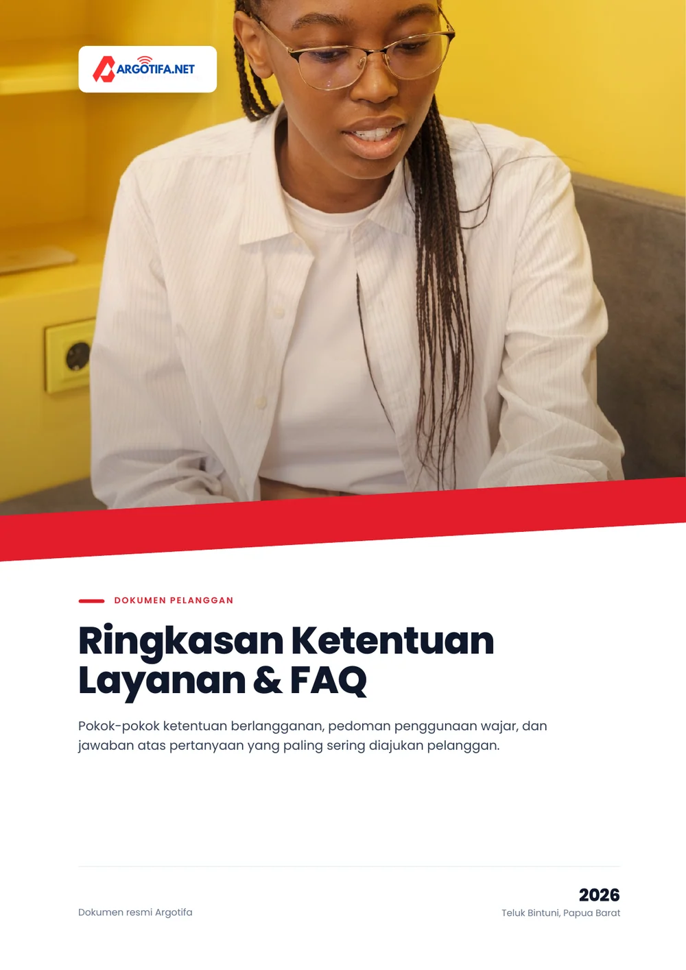 Sampul Ringkasan Ketentuan Layanan dan FAQ dengan foto seorang perempuan berkacamata membaca dokumen