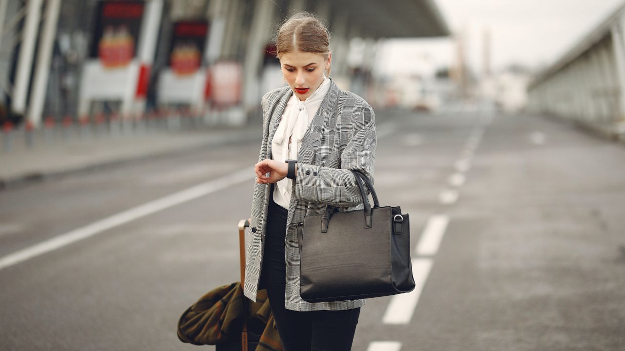 worried-lady-airport-credit-pexels-gustavo-fring