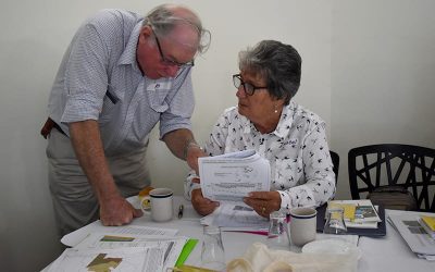 University of Queensland's Rob Dixon explains a point to Hillview Station, Scottville grazier Isabel Sloan.