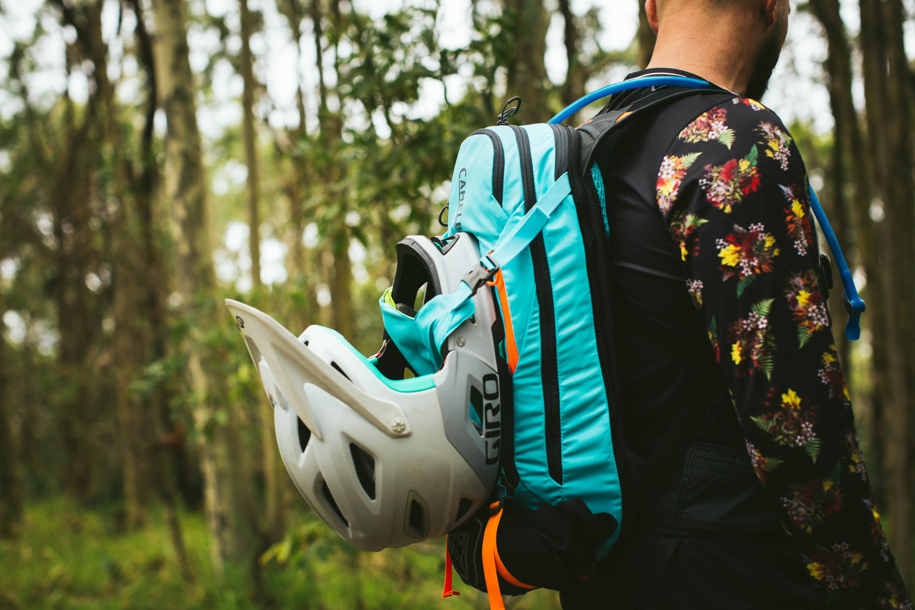 Mtb backpack with online spine protection