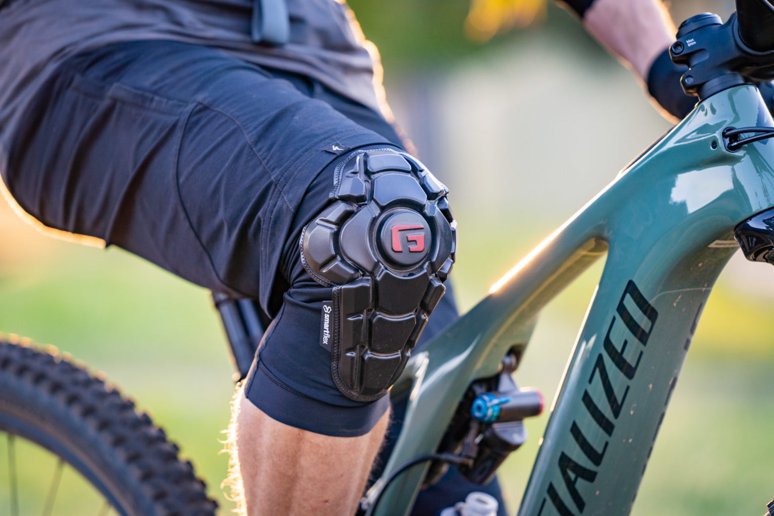Flow's Fresh Produce POC trail kit, Exposure lights & GForm knee pads