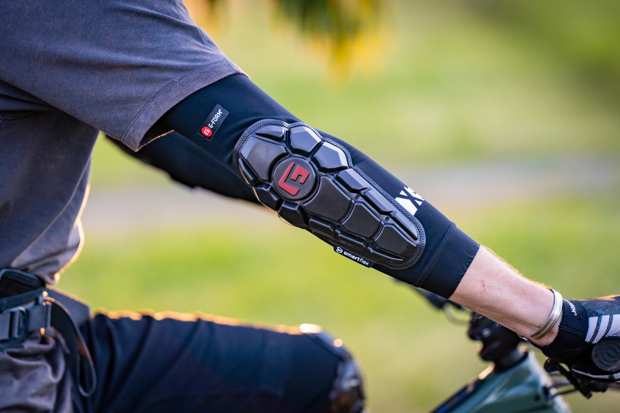 Flow's Fresh Produce POC trail kit, Exposure lights & GForm knee pads