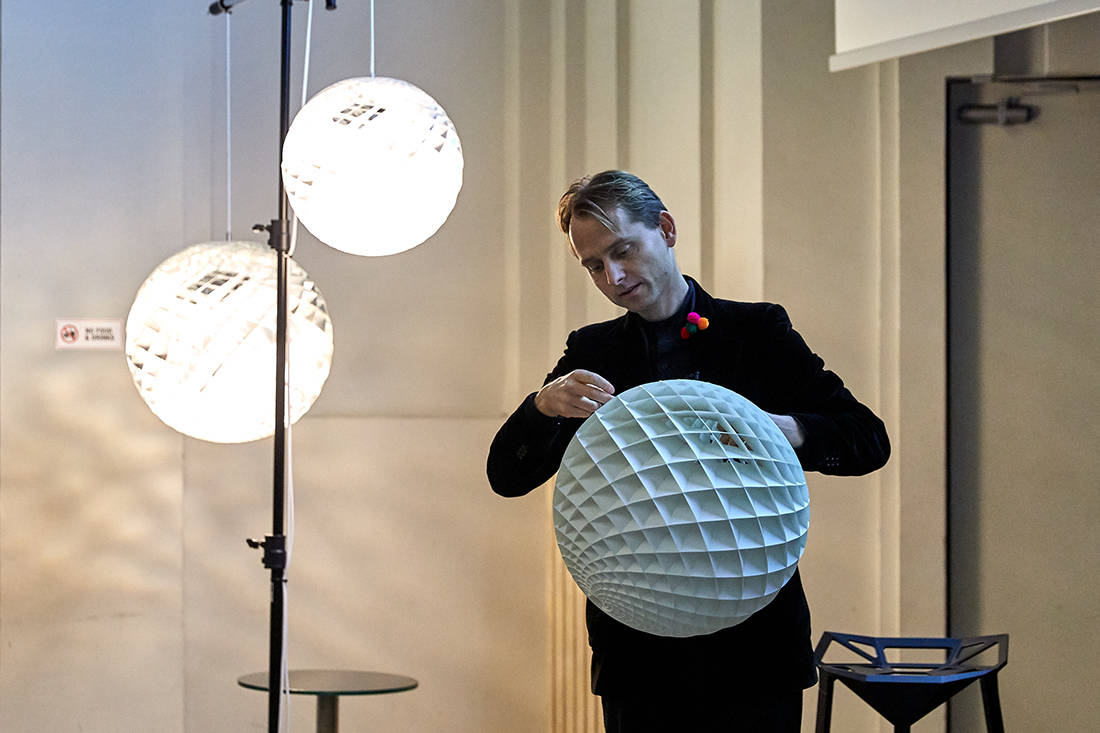 Øivind Slaatto on Louis Poulsen Patera Silver light (11)