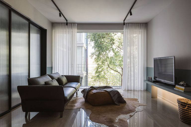 Smart conversion of a onebedroom apartment into an open space for two