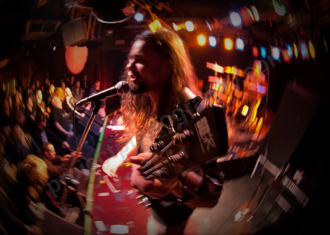 1_Ill_vision_crowd_amp_wyliepic_9_07_00.png