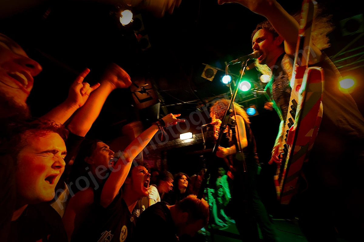 1_alestorm_crowd_amp_wyliepic_5_11_00.png