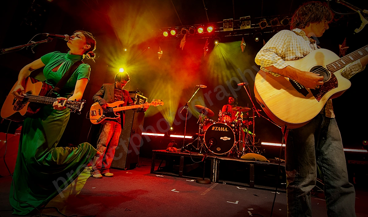1_angus_and_julia_stone_wyliepic_1_06_05.png