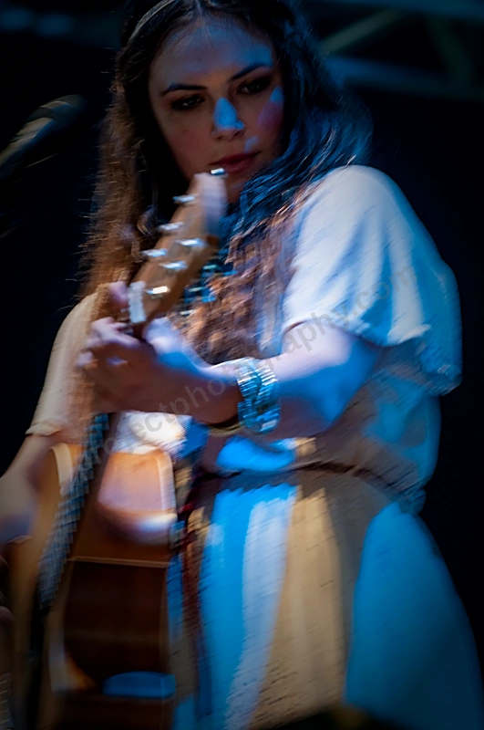 1_angus_julia_stone_sthbnd_wyliepic_1_11_04.png