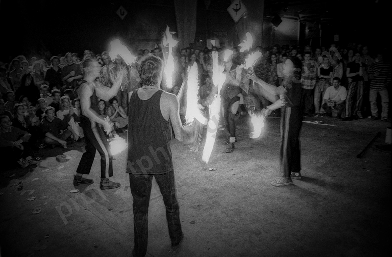 1_bizircus_crowd_1130_wyliepic_5_95_01.jpg
