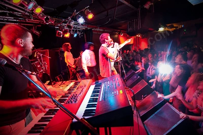 1_bluejuice_crowd_amp_wyliepic_4_08_ 01.png