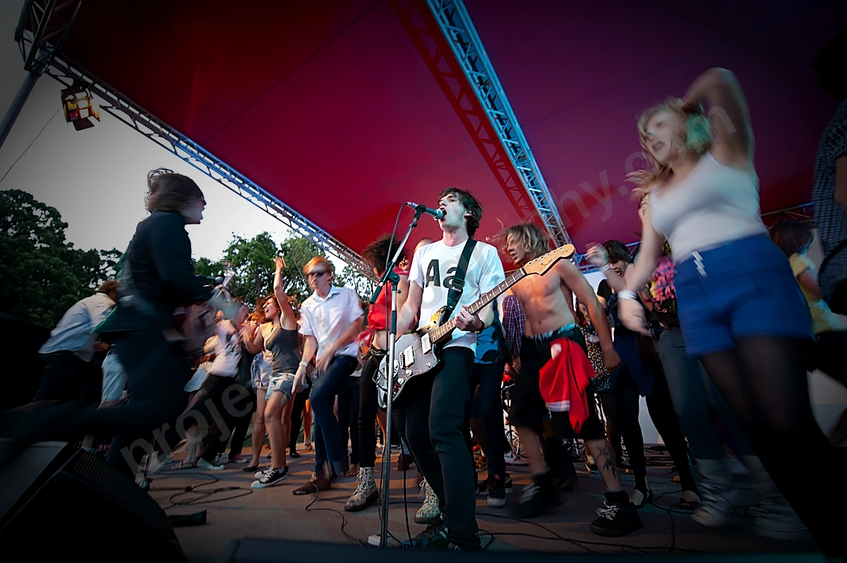 1_british_india_crowd_stage_invasion_vroom_uwa_fisheye_wyliepic_11_08_002.png