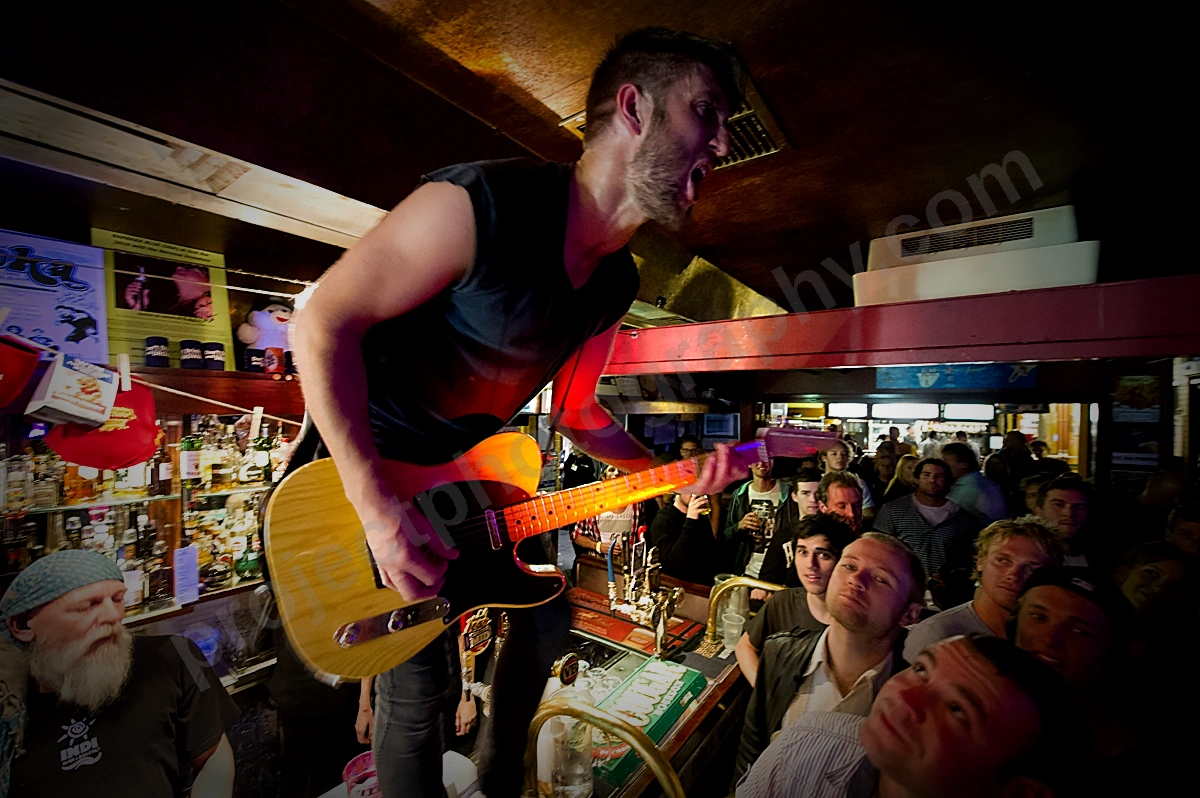 1_calling_all_cars_crowd_indi_bar_wyliepic_9_11_00.png