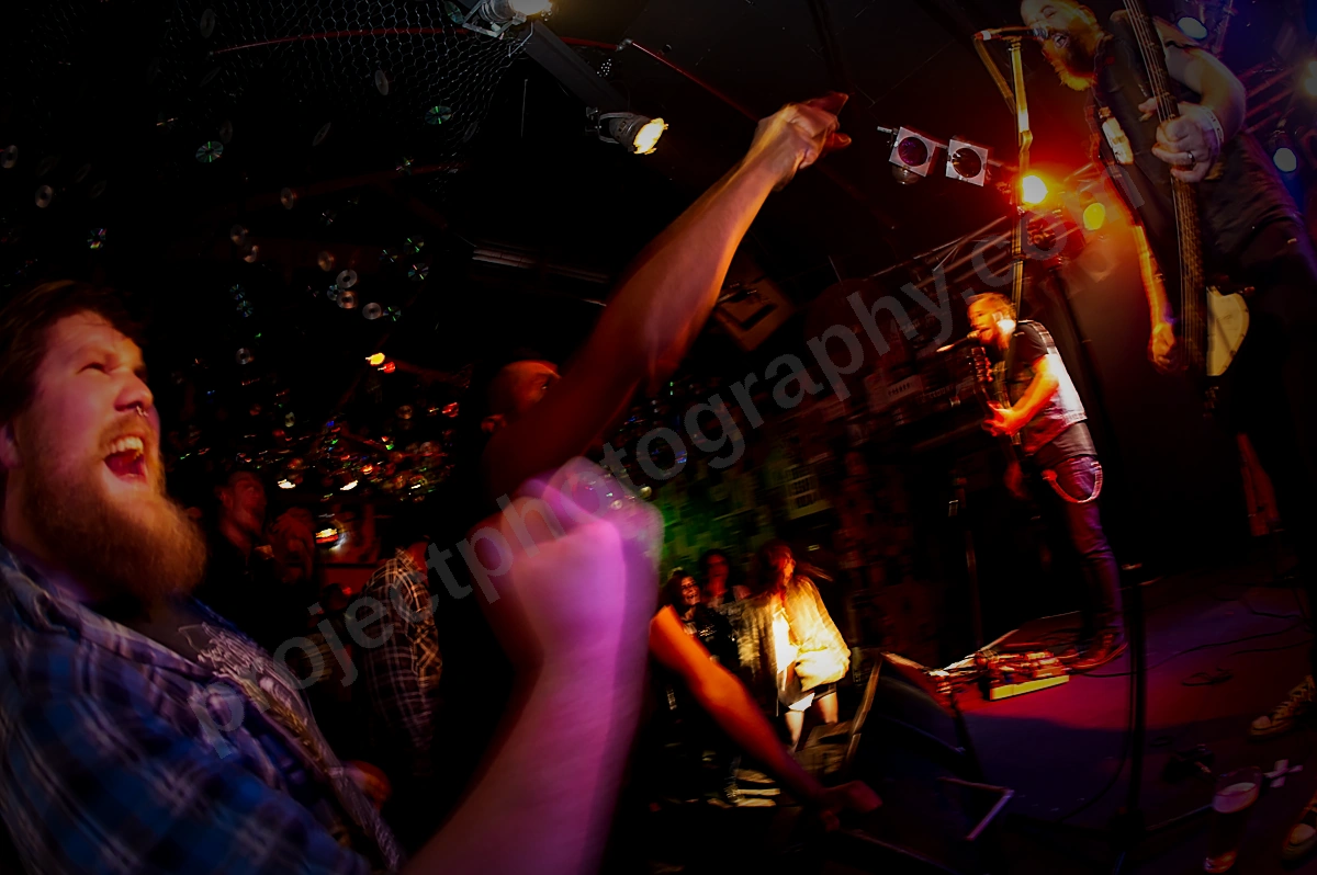 1_chainsaw_hookers_crowd_amp_wyliepic_9_13_00.png