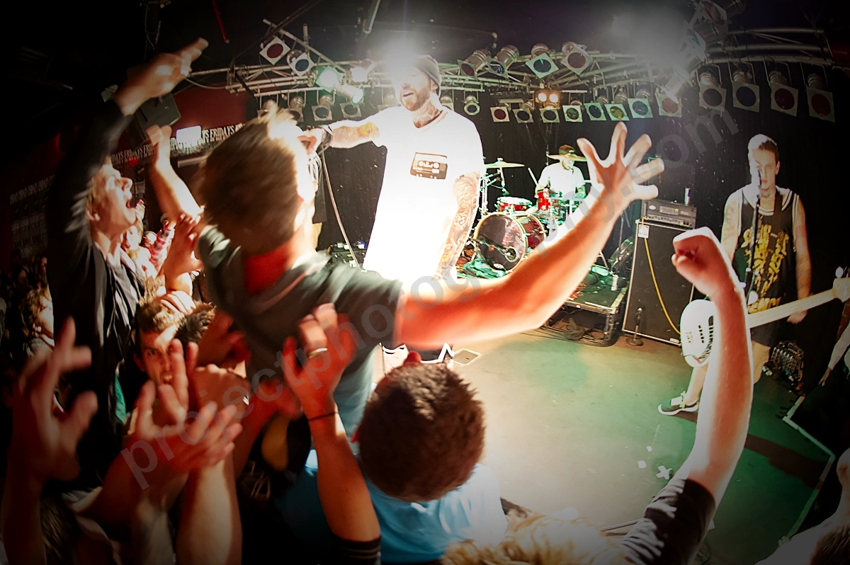 1_deez_nutz_crowd_amp_wyliepic_4_12_00.png