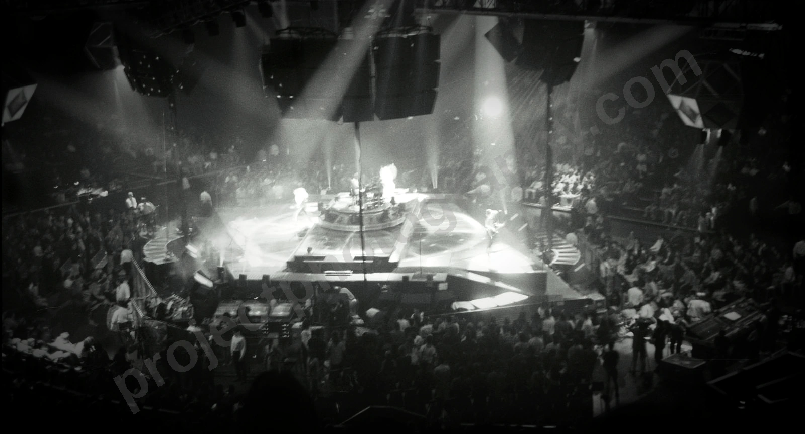 1_def_leppard_crowd_262_wyliepic_00.jpg