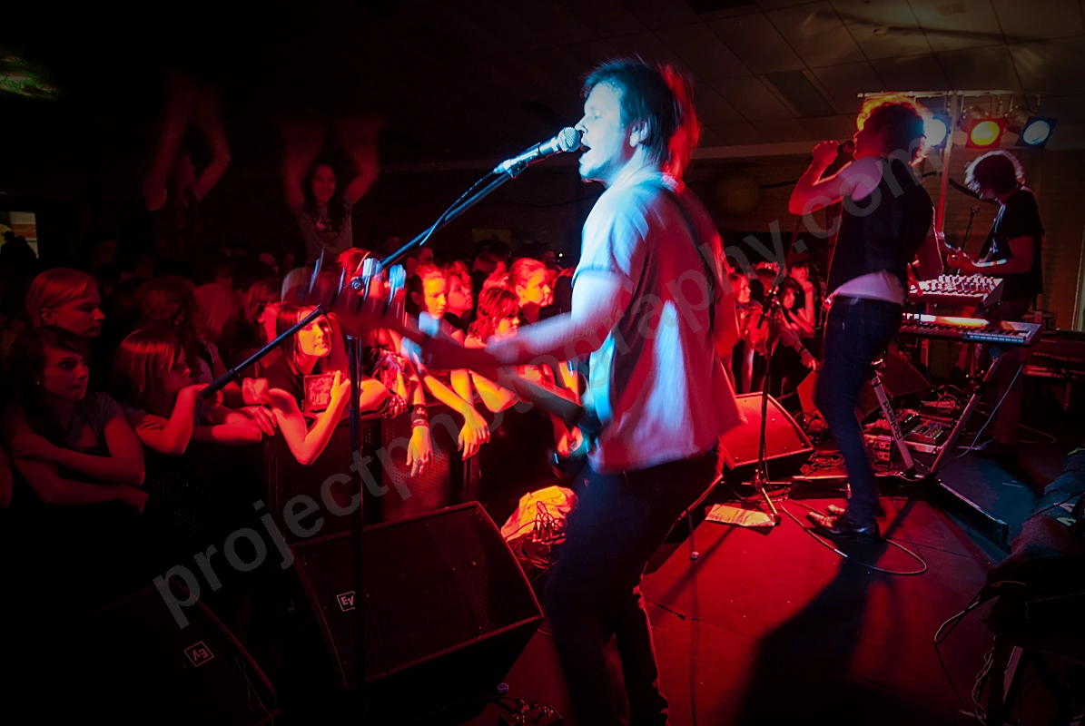 1_dirty_secrets_crowd_craigie_wyliepic_9_07_00.png
