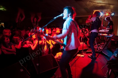 1_dirty_secrets_crowd_craigie_wyliepic_9_07_00.png