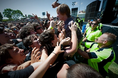 1_evergreen_terrace_crowd_soundwave_wyliepic_2_09_00.png