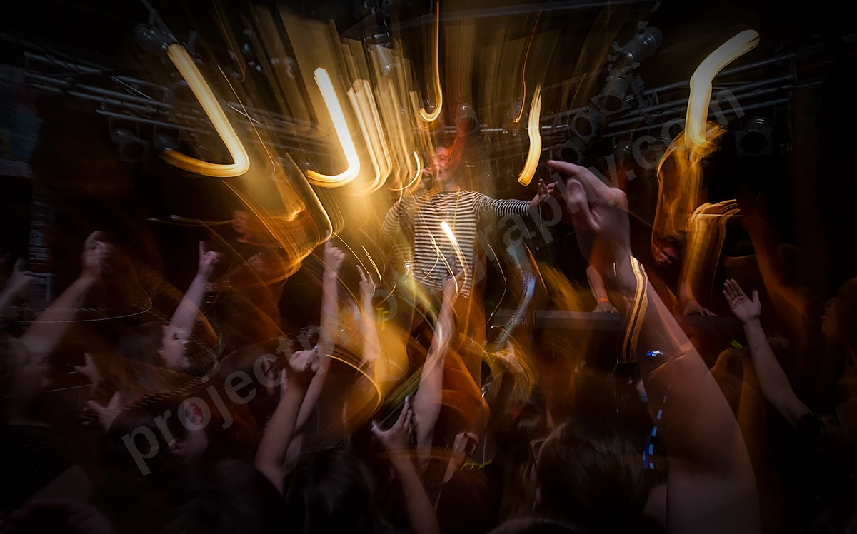 1_faim_crowd_amp_wyliepic_1_19_01.png