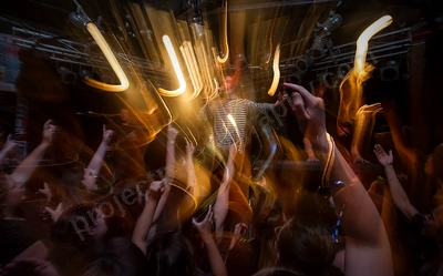 1_faim_crowd_amp_wyliepic_1_19_01.png